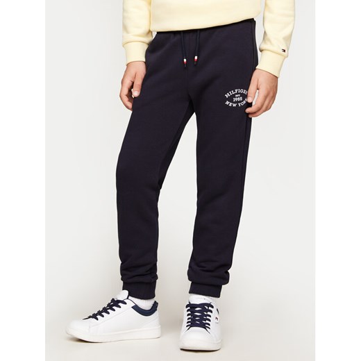 Tommy Hilfiger Spodnie dresowe Monotype KB0KB09065 Granatowy Regular Fit ze sklepu MODIVO w kategorii Spodnie chłopięce - zdjęcie 183985822