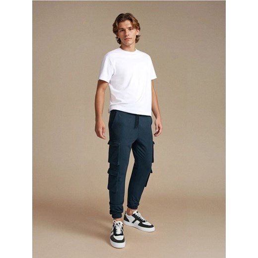 Sinsay - Spodnie jogger cargo - green spruce ze sklepu Sinsay w kategorii Spodnie męskie - zdjęcie 183992640