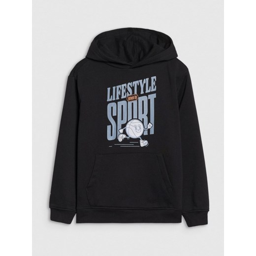 Chłopięca bluza dresowa nierozpinana z kapturem 4F 4FJRSS25TSWSM2041 -  czarna ze sklepu Sportstylestory.com w kategorii Bluzy chłopięce - zdjęcie 184005554