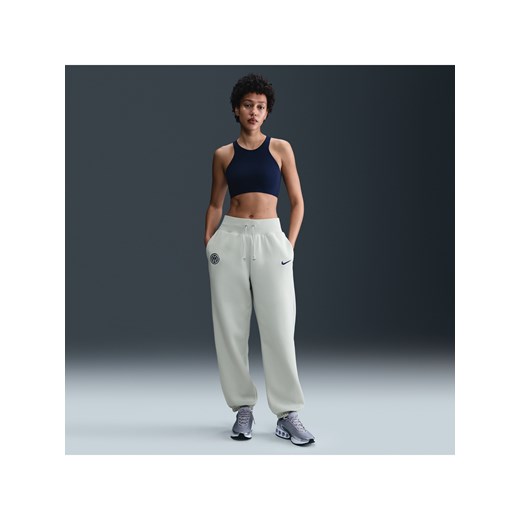 Damskie spodnie piłkarskie o kroju oversize z wysokim stanem Nike Inter Mediolan Phoenix Fleece - Szary ze sklepu Nike poland w kategorii Spodnie damskie - zdjęcie 184007003