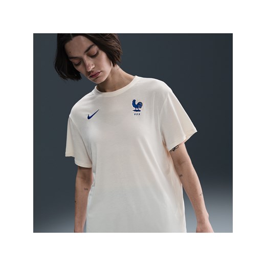 Damska koszulka piłkarska z krótkim rękawem Nike One Dri-FIT FFF Relaxed - Brązowy ze sklepu Nike poland w kategorii Bluzki damskie - zdjęcie 184007022