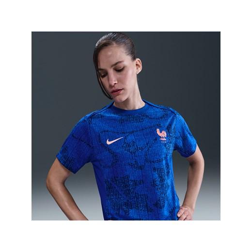 Damska przedmeczowa koszulka piłkarska z krótkim rękawem Nike Dri-FIT FFF Academy Pro - Niebieski ze sklepu Nike poland w kategorii Bluzki damskie - zdjęcie 184007034