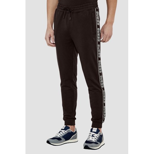 GUESS Brązowe męskie spodnie dresowe z lampasami New Arlo, Rozmiar S ze sklepu outfit.pl w kategorii Spodnie męskie - zdjęcie 184012560