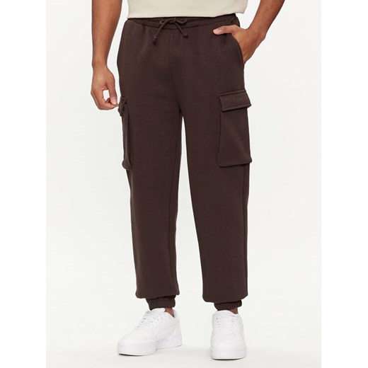 Outhorn Spodnie dresowe OTHAW23TTROM513 Brązowy Regular Fit ze sklepu MODIVO w kategorii Spodnie męskie - zdjęcie 184016120