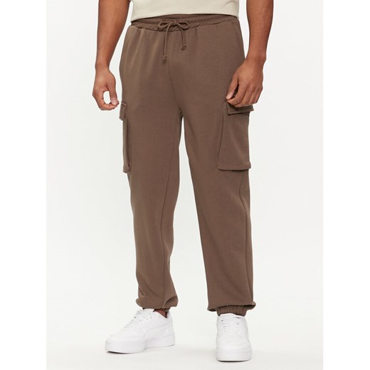 Outhorn Spodnie dresowe OTHAW23TTROM513 Khaki Regular Fit ze sklepu MODIVO w kategorii Spodnie męskie - zdjęcie 184016143
