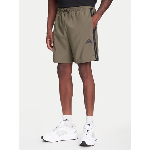 adidas Szorty sportowe Essential 3-Stripes Chelsea JE6434 Khaki Regular Fit ze sklepu MODIVO w kategorii Spodenki męskie - zdjęcie 184019302