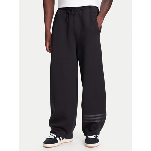 adidas Spodnie dresowe Neuclassics JW5445 Czarny Loose Fit ze sklepu MODIVO w kategorii Spodnie męskie - zdjęcie 184023461
