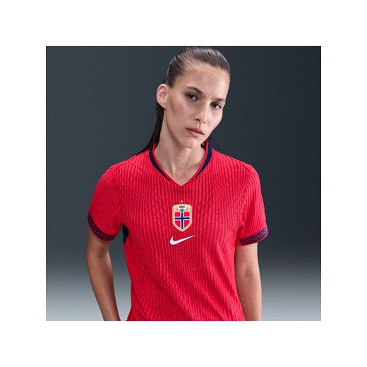 Damska autentyczna koszulka piłkarska Nike Dri-FIT ADV Norwegia Match 2025 (drużyna kobiet) (wersja domowa) - Czerwony ze sklepu Nike poland w kategorii Bluzki damskie - zdjęcie 184029692