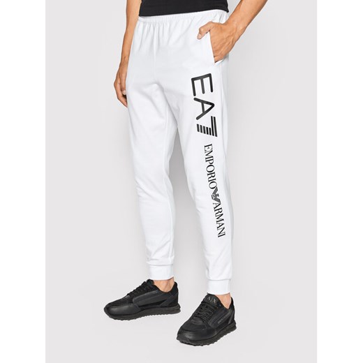 EA7 Emporio Armani Spodnie dresowe 8NPPC3 PJ05Z 1101 Biały Slim Fit ze sklepu MODIVO w kategorii Spodnie męskie - zdjęcie 184035851