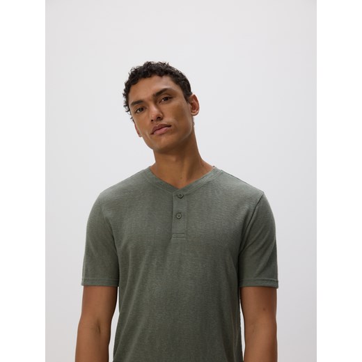 Reserved - T-shirt henley regular fit - ciemnozielony ze sklepu Reserved w kategorii T-shirty męskie - zdjęcie 184036434