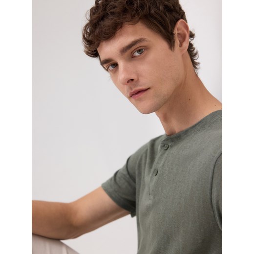 Reserved - T-shirt henley regular fit - ciemnozielony ze sklepu Reserved w kategorii T-shirty męskie - zdjęcie 184042813