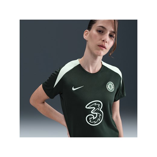 Damska koszulka piłkarska z krótkim rękawem Nike Dri-FIT Chelsea F.C. Strike - Zieleń ze sklepu Nike poland w kategorii Bluzki damskie - zdjęcie 184044170