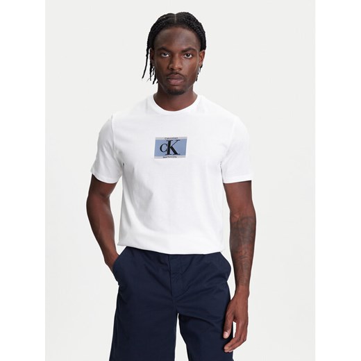 Calvin Klein T-Shirt Box Tape Graphic LV04RC854G Biały Regular Fit ze sklepu MODIVO w kategorii T-shirty męskie - zdjęcie 184045674