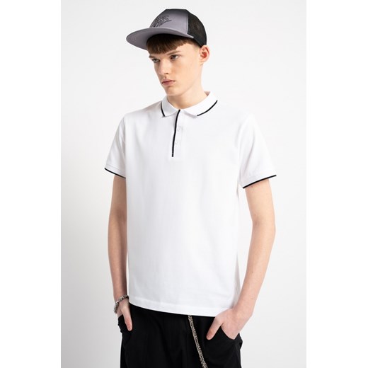 Biała koszulka polo z krótkim rękawem z czarnymi elementami, kolor - biały, rozmiar - 170 ze sklepu REPORTER w kategorii T-shirty chłopięce - zdjęcie 184055501