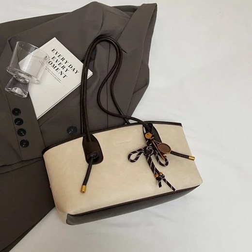 Skórzana torba z zawieszką - Beżowy ze sklepu Intimica.pl w kategorii Torby Shopper bag - zdjęcie 184056043