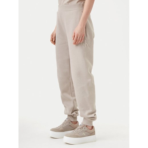 Calvin Klein Jeans Spodnie dresowe Raised J20J224841 Szary Relaxed Fit ze sklepu MODIVO w kategorii Spodnie damskie - zdjęcie 184058064