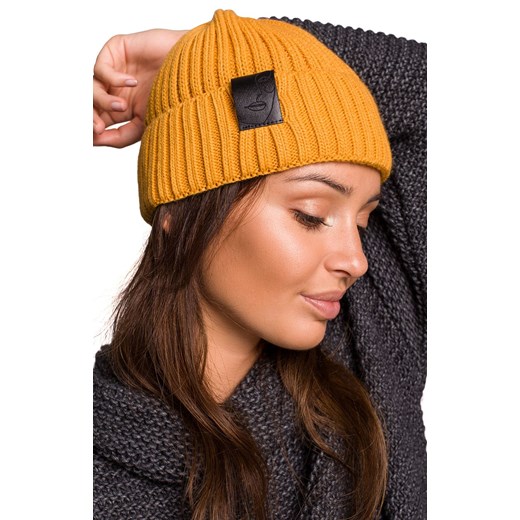 BK059 czapka z naszywką, Kolor musztardowy, Rozmiar uniwersalny, BE Knit ze sklepu Primodo w kategorii Czapki zimowe damskie - zdjęcie 184061563