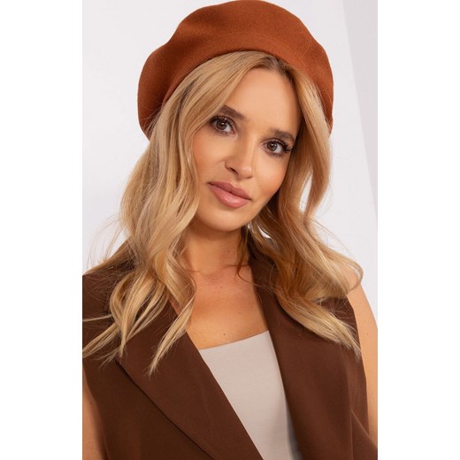 Jasnobrązowy beret damski AT-CZ-231305.82P, Kolor jasnobrązowy, Rozmiar uniwersalny, WOOL FASHION ITALIA ze sklepu Primodo w kategorii Czapki zimowe damskie - zdjęcie 184068293