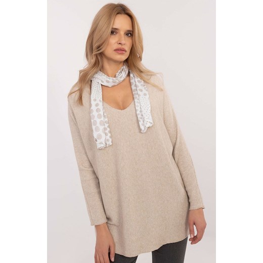 Beżowy sweter z błyszczącą nitką DHJ-BZ-19226.91, Kolor beżowy, Rozmiar uniwersalny, ITALY MODA ze sklepu Primodo w kategorii Swetry damskie - zdjęcie 184068591