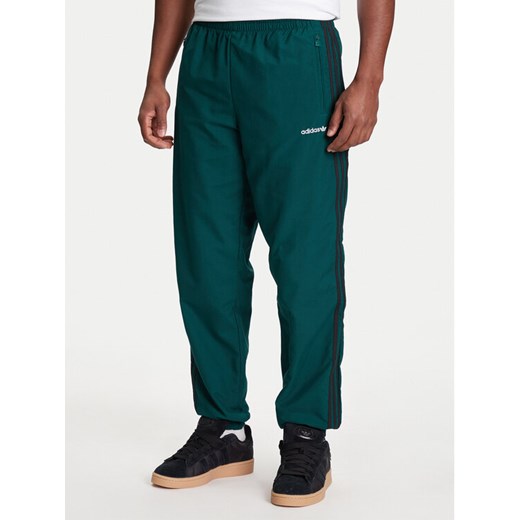 adidas Spodnie dresowe Brushed JX3079 Zielony Regular Fit ze sklepu MODIVO w kategorii Spodnie męskie - zdjęcie 184098200