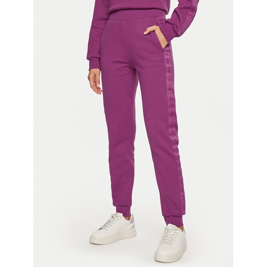 Guess Spodnie dresowe V4BB00 KC5O0 Fioletowy Regular Fit ze sklepu MODIVO w kategorii Spodnie damskie - zdjęcie 184098324