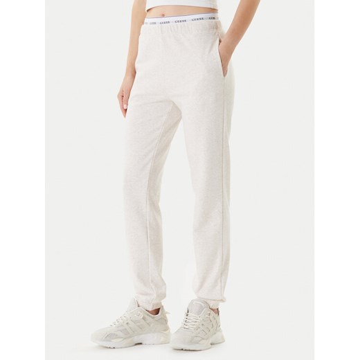 Guess Spodnie dresowe O5RB01 KCO31 Beżowy Regular Fit ze sklepu MODIVO w kategorii Spodnie damskie - zdjęcie 184103304