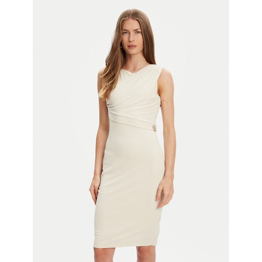 Guess Sukienka codzienna W5YK27 KAQL2 Écru Regular Fit ze sklepu MODIVO w kategorii Sukienki - zdjęcie 184103384