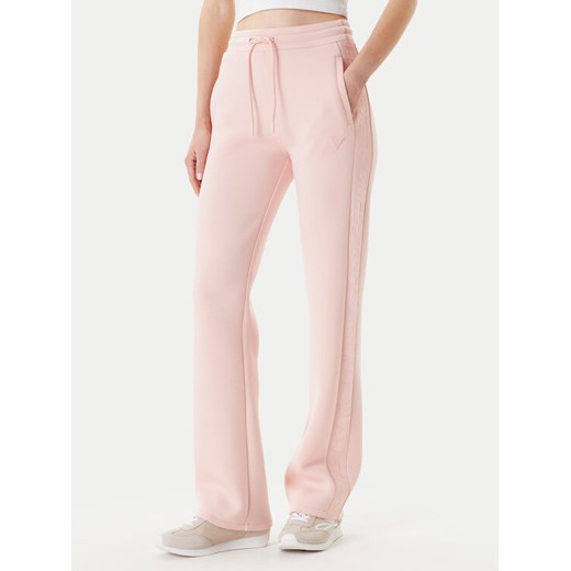 Guess Spodnie dresowe V3RB21 K7UW2 Różowy Regular Fit ze sklepu MODIVO w kategorii Spodnie damskie - zdjęcie 184103423