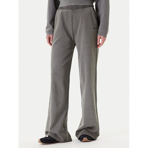 Guess Spodnie dresowe V5RB17 KCOS1 Szary Regular Fit ze sklepu MODIVO w kategorii Spodnie damskie - zdjęcie 184155443