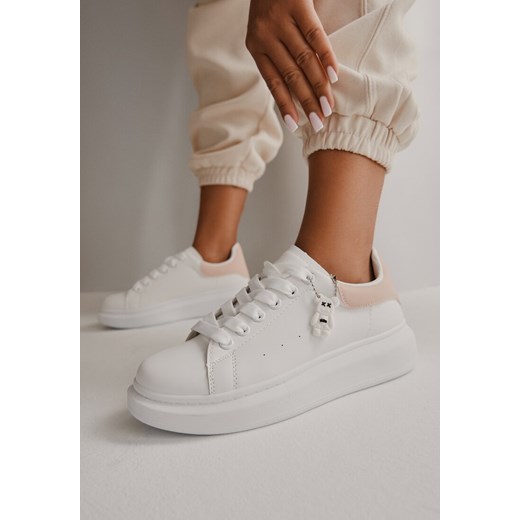 Biało-Różowe Klasyczne Sneakersy z Ozdobną Zawieszką Tenevia ze sklepu born2be.pl w kategorii Buty sportowe damskie - zdjęcie 184158211