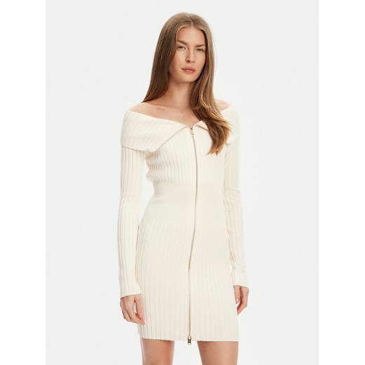 Guess Sukienka dzianinowa W5YK28 Z30I2 Écru Slim Fit ze sklepu MODIVO w kategorii Sukienki - zdjęcie 184158554