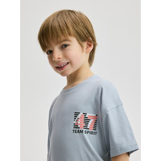 Reserved - Bawełniany t-shirt z nadrukiem - jasnoniebieski ze sklepu Reserved w kategorii T-shirty chłopięce - zdjęcie 184161913