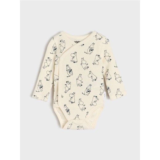Sinsay - Body z prążkowanej dzianiny The Moomins - kremowy - id: WJ066-01X - marki Sinsay - 184164540 Sinsay - Body z prążkowanej dzianiny The Moomins - kremowy ze sklepu Sinsay w kategorii Body niemowlęce - zdjęcie 184164540