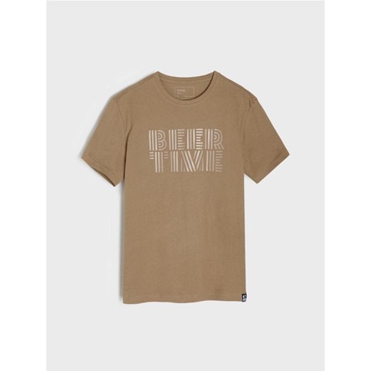 Sinsay - Bawełniana koszulka regular fit z napisem - brązowy ze sklepu Sinsay w kategorii T-shirty męskie - zdjęcie 184184144