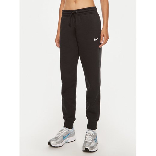 Nike Spodnie dresowe FZ7626 Czarny Regular Fit ze sklepu MODIVO w kategorii Spodnie damskie - zdjęcie 184187361