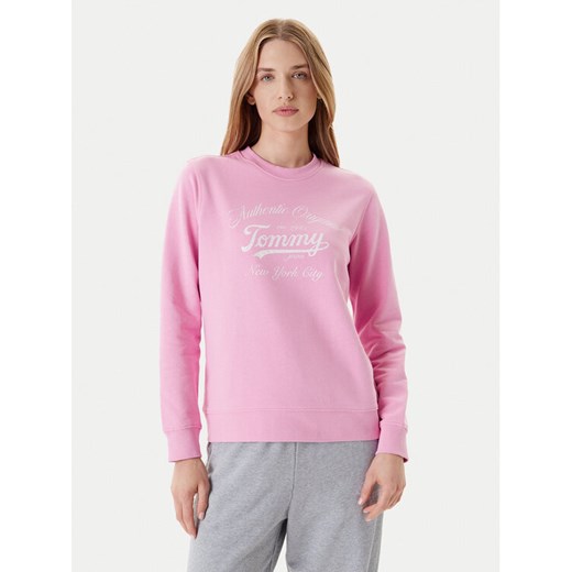 Tommy Jeans Bluza Essential DW0DW20942 Różowy Regular Fit ze sklepu MODIVO w kategorii Bluzy damskie - zdjęcie 184193194