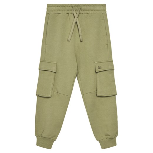 United Colors Of Benetton Spodnie dresowe 3UNICF066 Zielony Regular Fit ze sklepu MODIVO w kategorii Spodnie chłopięce - zdjęcie 184214531