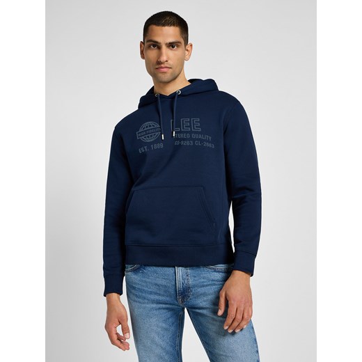 LEE MĘSKA BLUZA Z KAPTUREM LEE SEASONAL HOODIE INKY BLUE 112358048 ze sklepu YouNeedit.pl w kategorii Bluzy męskie - zdjęcie 184229261