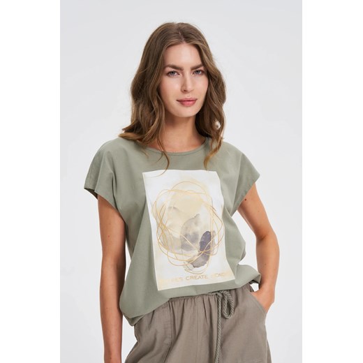 T-shirt z nadrukiem oliwkowy ze sklepu Moodo.pl w kategorii Bluzki damskie - zdjęcie 184230160