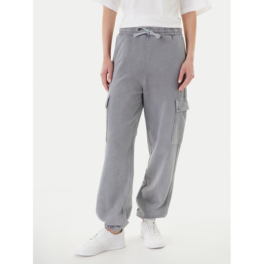 United Colors Of Benetton Spodnie dresowe 39BLDF01B Szary Regular Fit ze sklepu MODIVO w kategorii Spodnie damskie - zdjęcie 184231844