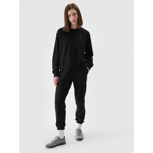 Damskie spodnie dresowe joggery 4F 4FWMM00TTROF1138 - czarne ze sklepu Sportstylestory.com w kategorii Spodnie damskie - zdjęcie 184236732