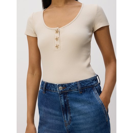 Reserved - T-shirt z ozdobnymi guzikami - beżowy Reserved S Reserved