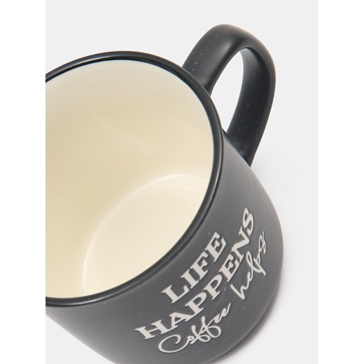 Sinsay - Ceramiczny kubek z uchem LIFE HAPPENS Coffee helps - czarny Sinsay One Size Sinsay