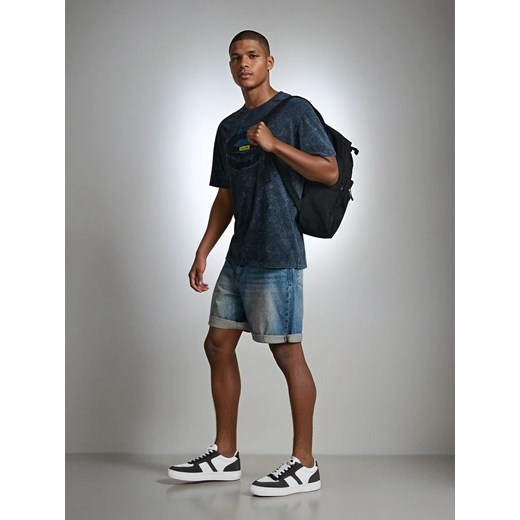 Sinsay - Koszulka comfort fit z nadrukiem i efektem sprania - czarny Sinsay XS Sinsay