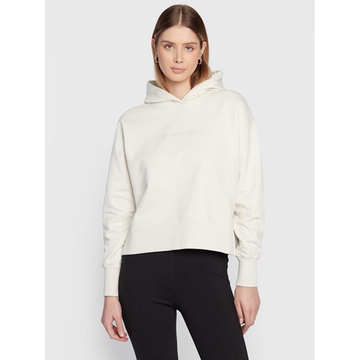 Calvin Klein Jeans Bluza J20J220430 Écru Relaxed Fit ze sklepu MODIVO w kategorii Bluzy damskie - zdjęcie 184261650