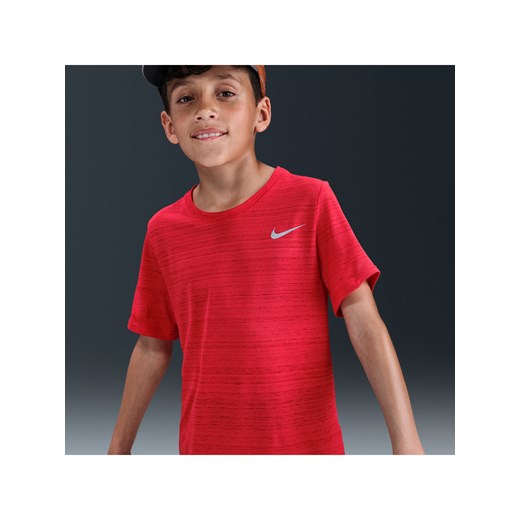 Koszulka treningowa dla dużych dzieci (chłopców) Nike Dri-FIT Miler - Czerwony ze sklepu Nike poland w kategorii T-shirty chłopięce - zdjęcie 184264242
