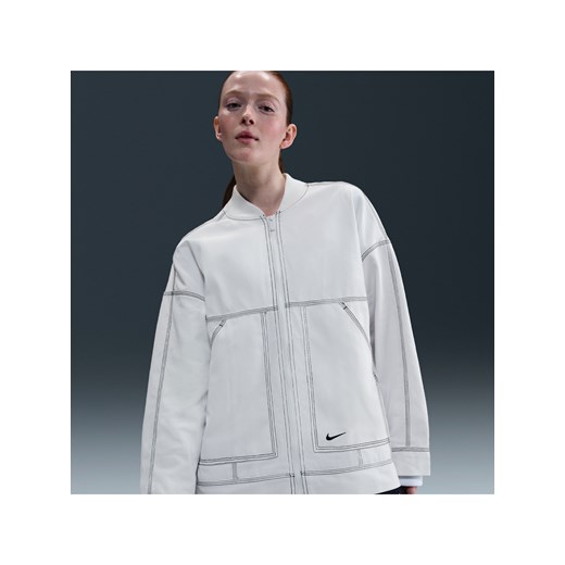 Damska oversizowa kurtka typu cargo z grafiką Nike Sportswear - Biel ze sklepu Nike poland w kategorii Kurtki damskie - zdjęcie 184264542