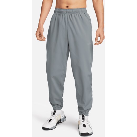 Męskie uniwersalne spodnie ze zwężanymi nogawkami Dri-FIT Nike Form - Szary ze sklepu Nike poland w kategorii Spodnie męskie - zdjęcie 184264791