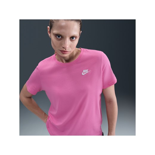 T-shirt damski Nike Sportswear Club Essentials - Różowy ze sklepu Nike poland w kategorii Bluzki damskie - zdjęcie 184264821