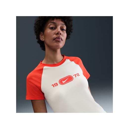Damski T-shirt z grafiką o dopasowanym kroju Nike Sportswear Chill Knit - Biel ze sklepu Nike poland w kategorii Bluzki damskie - zdjęcie 184264861
